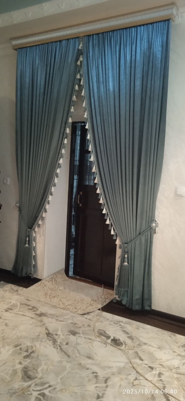 Metall karniz — oltin